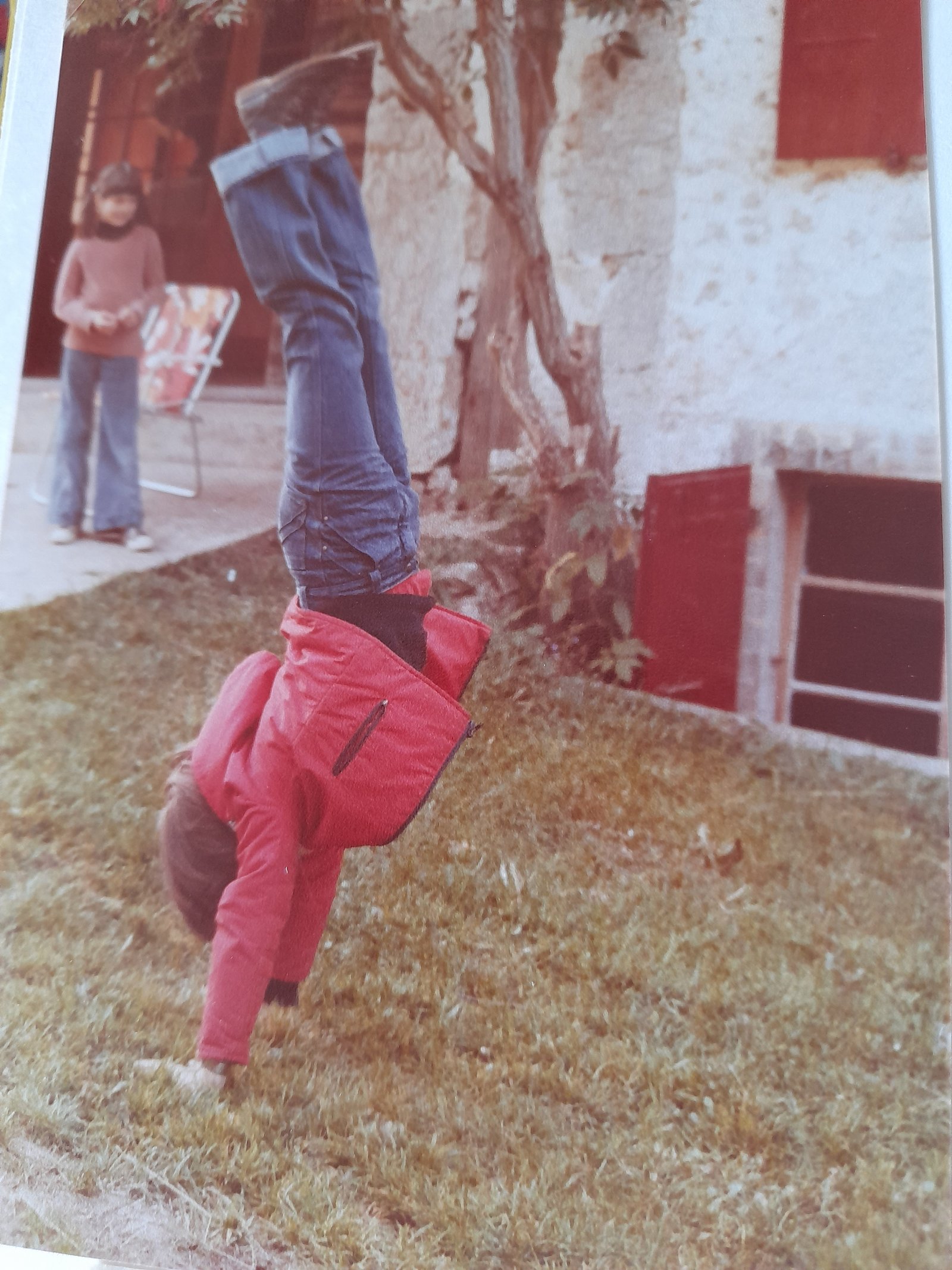 Laurence Nagy accompagnant un cours de yoga